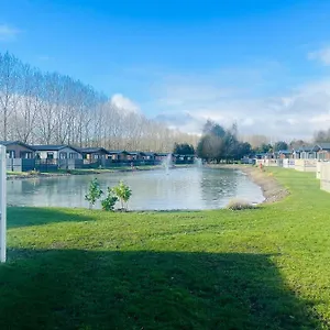 Waters Edge With Hot Tub Holiday home York